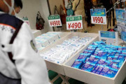 海外「日本人ならアベノマスクを使えばいいじゃないか！！」高額で使い捨てマスク売りさばくのを禁止してる国もあるのに、日本は・・・