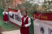 海外「北朝鮮スタイルで中共のプロパガンダを解説する中国人少女たち」