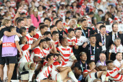 歴史的一戦にプレゼンター役で登場した日本のスターに海外もビックリ仰天！（海外の反応）