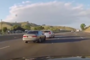 なにやってんだあいつ。勝手に怒って勝手に自爆してる煽り運転車。海外の反応