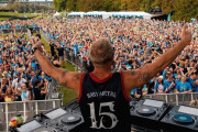 【海外】DJ、音楽プロデューサーのディプロがBABYMETALのジャージを着こなす