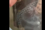 【新型コロナ】新生児をガラス越しに祖父に紹介する映像が心に来る・・・今世界はこんな状況なのか