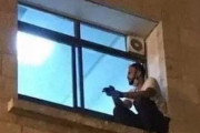 病院の壁をよじ登り、窓の外からコロナ隔離された母の最期を見届けた息子の姿が切なすぎる・・