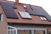 【海外の反応】中国が大量の太陽光パネルを生産したために庭のフェンスとして使用されている　海外の反応「かなり賢いアイデア、中国に依存してはいけない」