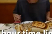 海外「これを食べきれる人はマジで凄いw」日本のとあるお店にあるジャンボすぎる料理が凄まじいと話題に【海外の反応】