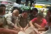 海外「ロックダウン前に食料のパニック買いをする中国人達」