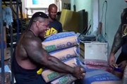 「ムキムキのボディビルダーと肉体労働者が重い荷物持ち対決をしたら…」→意外な結果に終わる