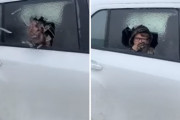 車の窓を叩くとまさかの「パリンッ！」…”実は氷でしたドッキリ”にひっかかる男の子