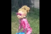 海外「頭おかしい！」　少女のマスクを着けたサルが通行人に金をおねだりする映像が海外で話題に　←これはひどい！