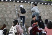 「ハリスはこの地を去れ」…米国大使官邸の塀を越えた韓国の大学生たち＝韓国の反応