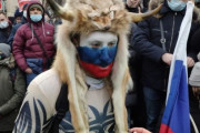 海外「最上級レベルのコスプレ！」ロシアで抗議活動をする男性の井出達が海外で話題に　