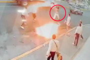 世にも奇妙なストリートファイト。バンドメンバーに大道芸人が炎を放つ