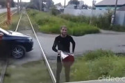 女性に花束を渡すために電車を停めちゃった男性