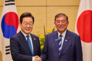 韓国人「李在明の親日外交に土下座する文在寅のフィギュアを作ってみた」