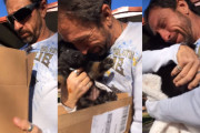 ジャーマン・シェパードの子犬をプレゼントされ泣きだす男性…その理由とは？