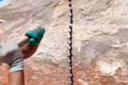 海外「岩を割る人」