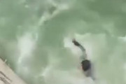 海外「良い子は真似しないでね」 動画のために濁流状態の用水路に服を着たまま飛び込むインド人