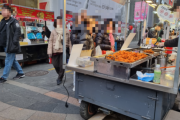 韓国人「デパートより高い明洞の屋台の食べ物…ぼったくり価格だ！」