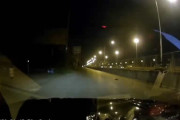 「このままでは轢かれちまう！」心優しい男性が道路を横断中のカメを救うが・・・！？