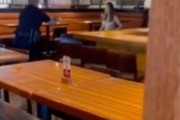 海外「【閲覧注意】 全裸になってバーを破壊しテーザーで撃たれる白人女性」