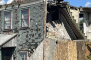 絶妙なバランスで廃屋の上にとどまっている椅子がちょっとした観光名所に