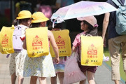 海外「結局マスク着用で子供の熱中症のリスクは高まるの？」日本での登下校時の子供のマスク着用について海外で話題に！