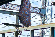 北与野駅で布団が電線に！？埼京線・川越線遅延か 海外「まさに『布団が吹っ飛んだ』！」