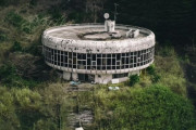 外国人「日本にはこんな宇宙船みたいな廃墟があるらしいぞ！」