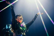 ベルリンでのBABYMETALのショーで、もあが百々子にいたずらしてるぞ！　【海外の反応】