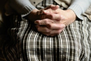 これが最後となるだろう98歳の祖母が孫に送った誕生カードにネットが涙
