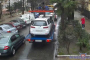 おそロシア　車を吊り上げ運搬中のレッカー車がやらかす