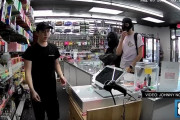 【怖すぎ】ゲーマーの店員さん、強盗犯をナイフで冷静沈着にめった刺しにしてしまう・・