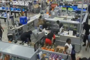 海外「閉店中のウォルマートで買い物するアメリカ人達」