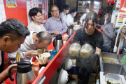 外国人「エネルギッシュな美人女将がいるラーメン屋見たら行きたい欲が高まりすぎたｗｗｗ」
