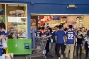 【海外】「治安が過去最高に！」日本のW杯サポーターが米最凶スーパーを埋め尽くした結果、地元民から感謝の嵐にｗ