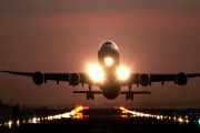 日本の「羽田空港」をタイムラプスで撮影すると新海誠のアニメのように幻想的で美しい【台湾人の反応】