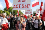 ポーランド:ユダヤ人への戦後賠償圧力に対する大規模抗議デモ発生[海外の反応]