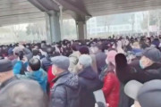海外「中国経済混乱。医療給付金を削減し高齢者達が抗議」