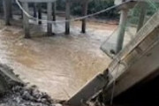 海外「なんという悲劇だ」中国 大雨で高速道路の橋が崩落し複数の車が川に転落、１２人が亡くなる