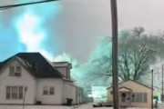UFO降りてきた？まるでSF映画の世界。真っ青な光を放ち爆発する変圧器