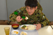 台湾人7「日本の自衛隊はおかしい! 」大きく魯肉飯にかぶりつく自衛隊メンバー