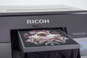 海外「こういうのが欲しかった」日本の電子機器メーカー、リコーが作るTシャツに直接印刷できるプリンターを見た海外の反応