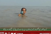そこまでやる？！パキスタンの洪水の様子を身を挺して中継してくれるTVレポーターの男性が話題に！！