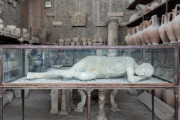 【ヤバイ】一夜で滅びたポンペイ遺跡から遺物を盗んだ女性観光客、呪われたため返却を申し出る