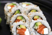 外国人「クリームチーズの入った寿司って流石に論外だよな」