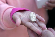 【海外】幼児が見つけた「美しい石」は、なんと3800年前の魔除けだった！