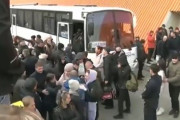 海外「動員されるロシア人達と涙を流す家族達」
