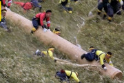 外国人「日本にこんな祭りがあるの？危険をものともしない民族だ」