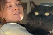 顔が大きい！そして丸い！あのお菓子にそっくりな黒猫の名前とは？