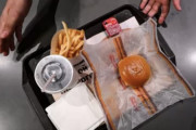 海外「食品の安全基準もロシアから撤退かw」ロシア国内の偽物マックにてカビ、虫の混入が相次ぐww